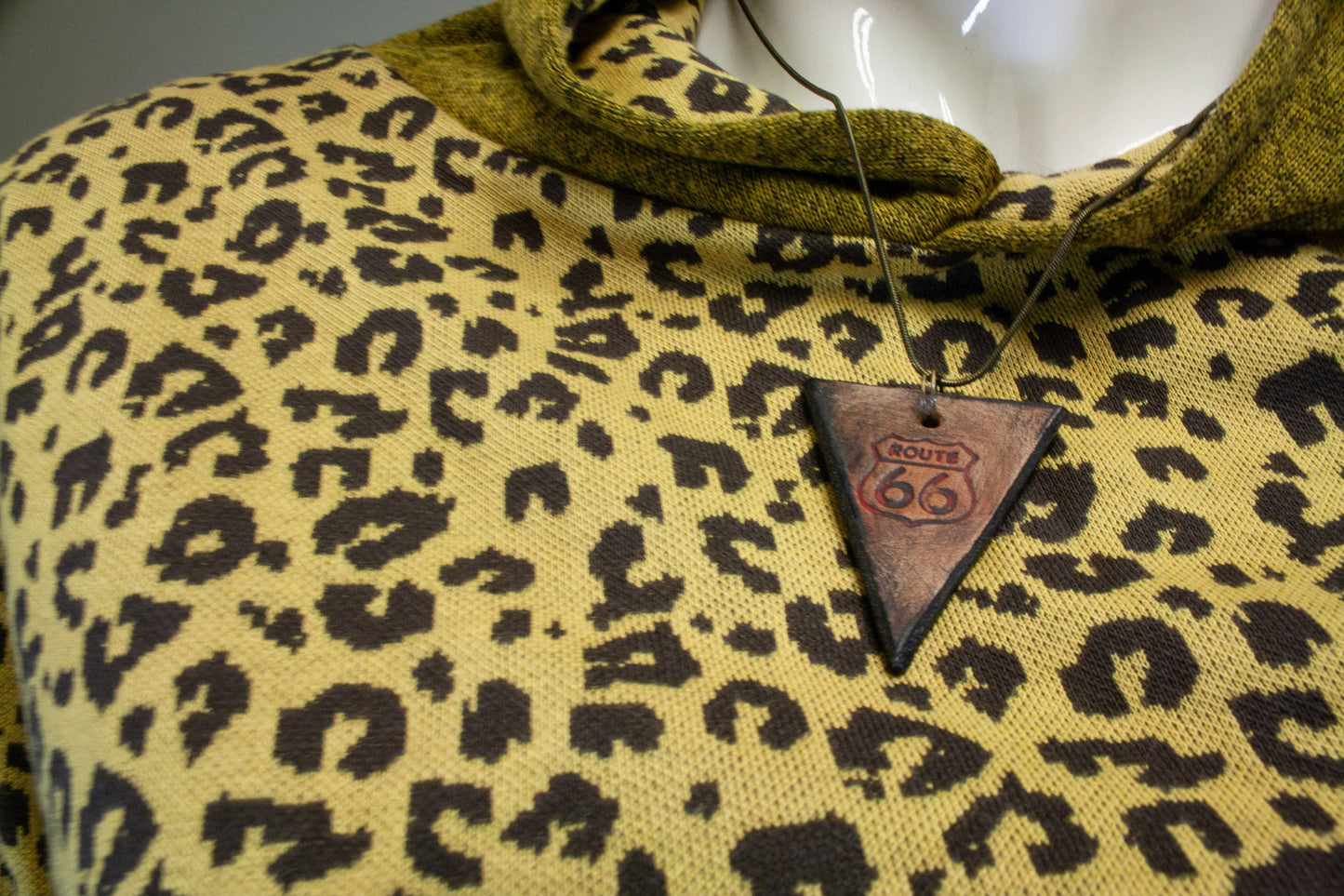 LEOPARD CUSTARD & OLIVE - CROPPED PULLOVER HOODIE