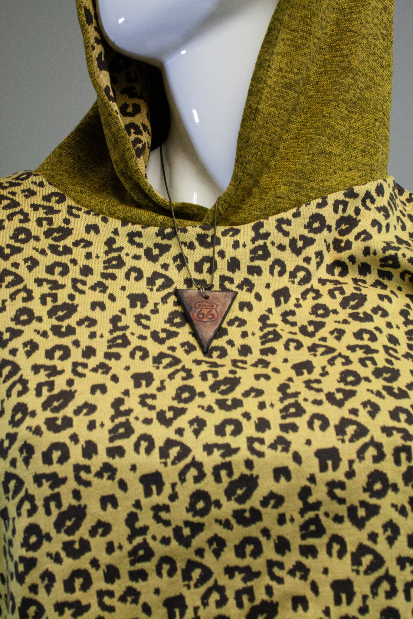 LEOPARD CUSTARD & OLIVE - CROPPED PULLOVER HOODIE
