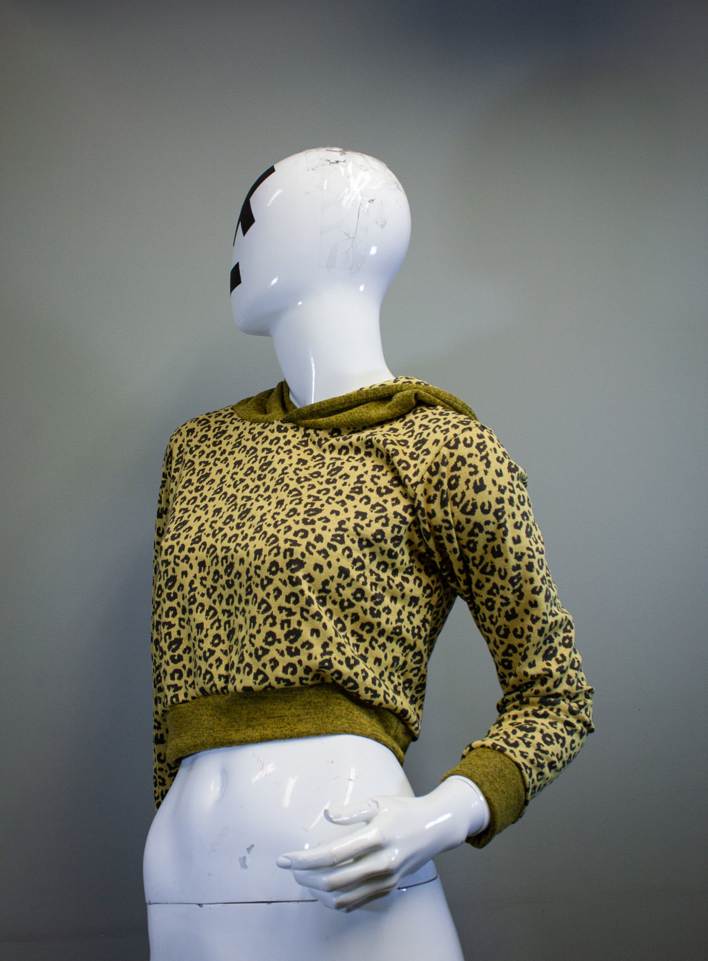 LEOPARD CUSTARD & OLIVE - CROPPED PULLOVER HOODIE