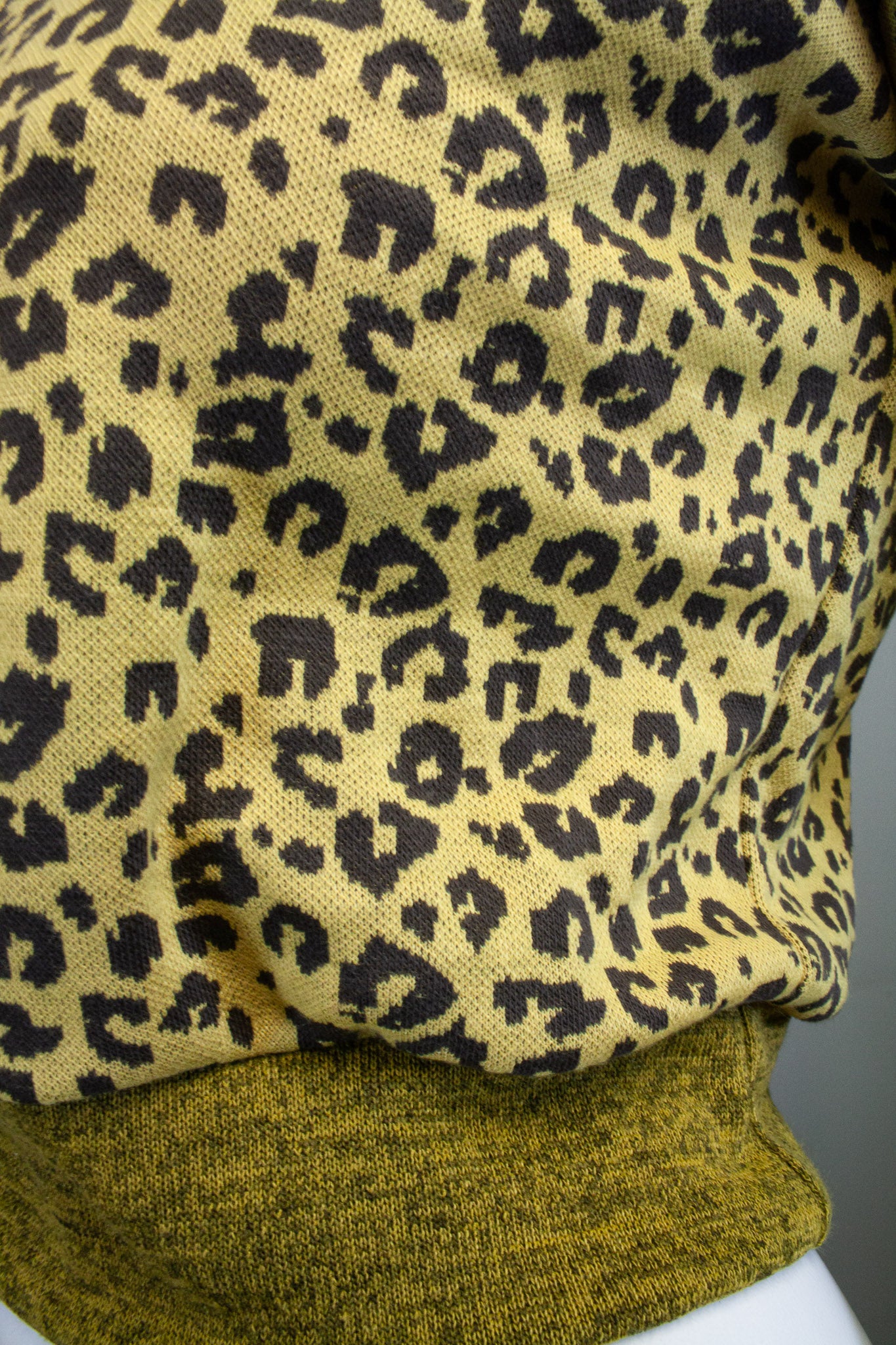 LEOPARD CUSTARD & OLIVE - CROPPED PULLOVER HOODIE