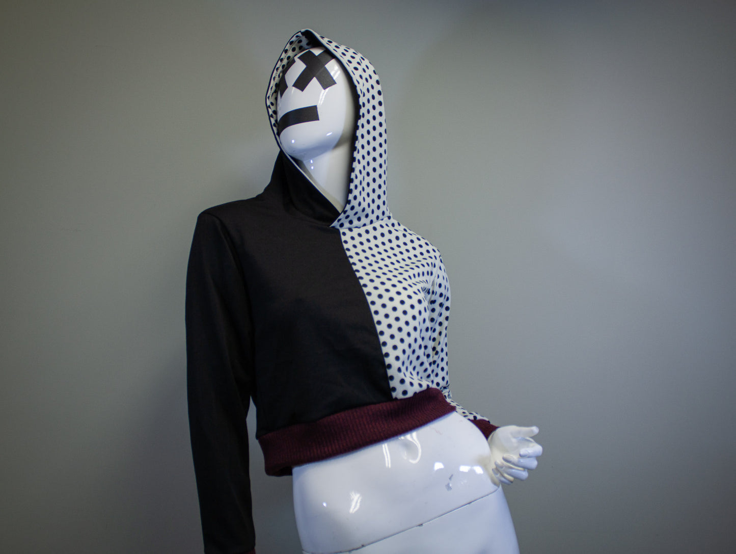 DUALITY DOTS CROPPED PULLOVER HOODIE