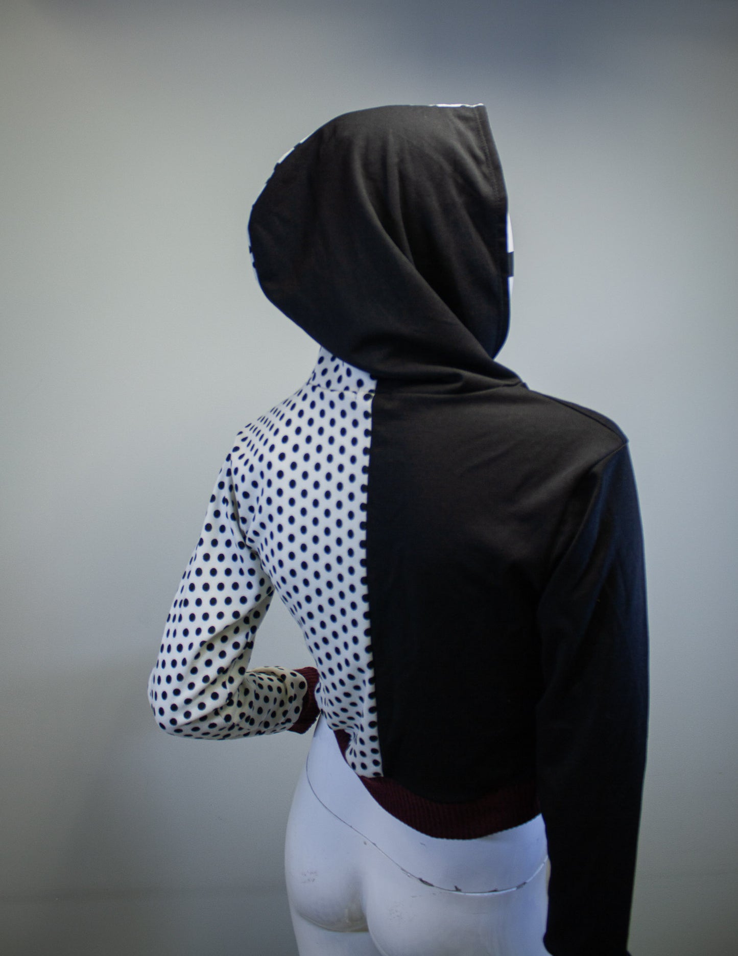 DUALITY DOTS CROPPED PULLOVER HOODIE