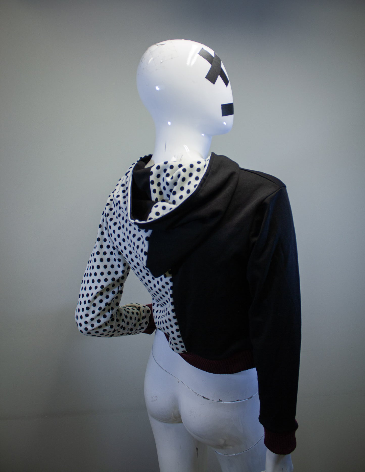 DUALITY DOTS CROPPED PULLOVER HOODIE