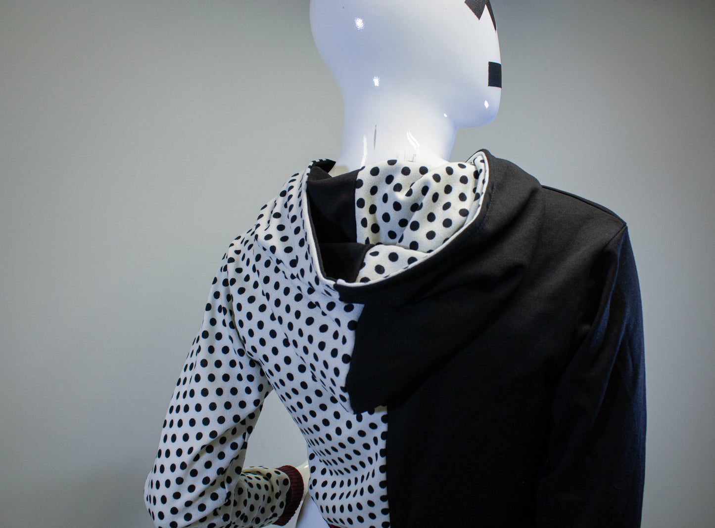 DUALITY DOTS CROPPED PULLOVER HOODIE