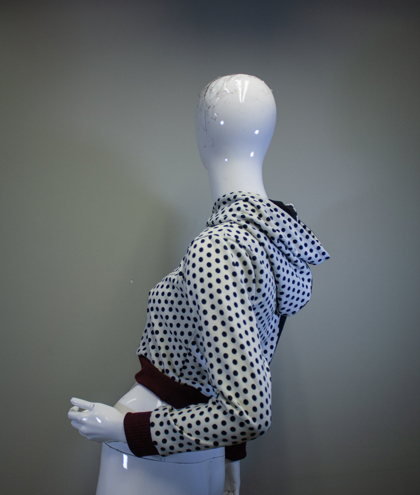 DUALITY DOTS CROPPED PULLOVER HOODIE