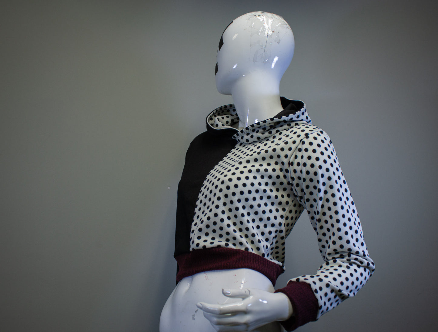 DUALITY DOTS CROPPED PULLOVER HOODIE
