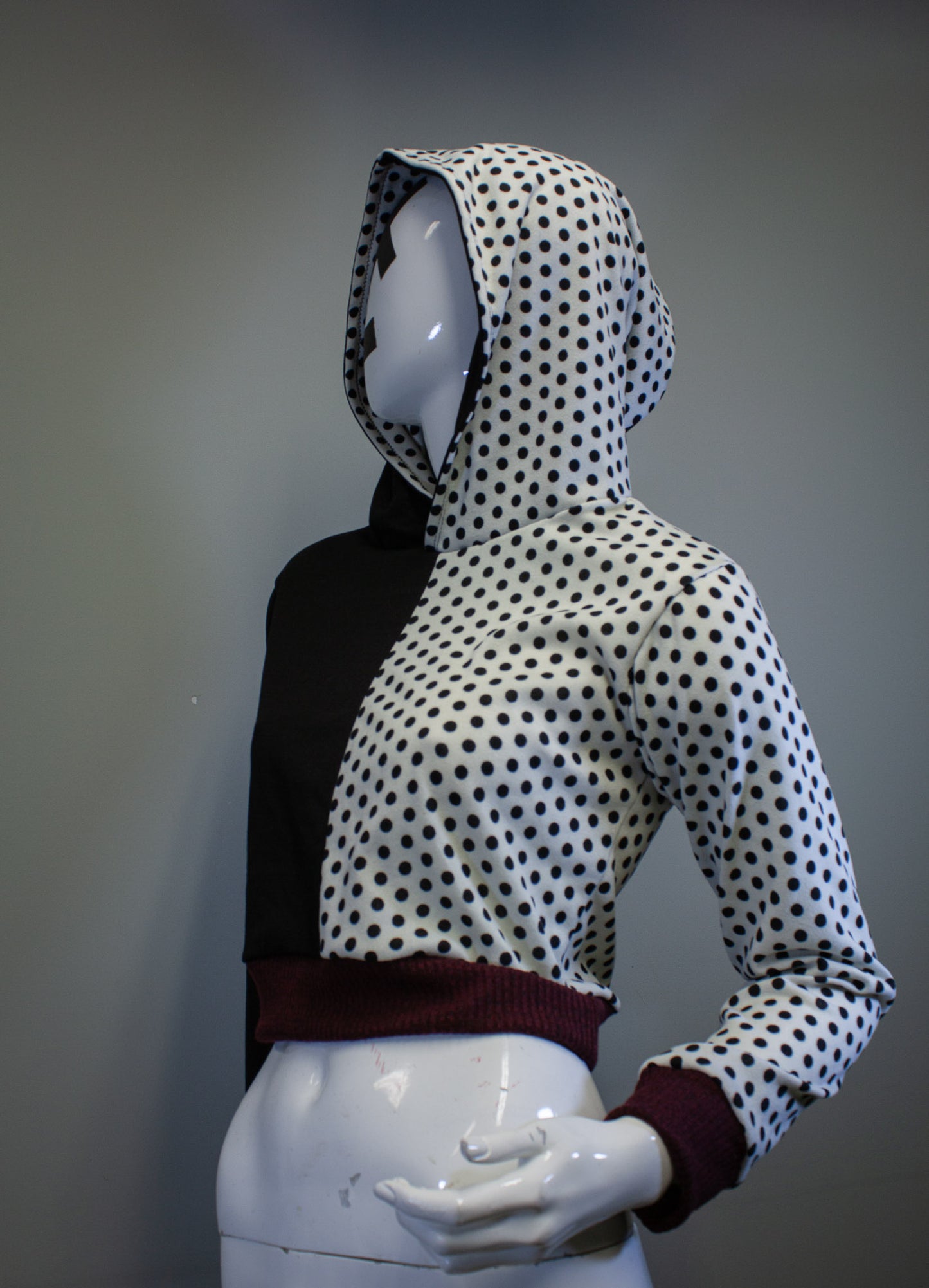 DUALITY DOTS CROPPED PULLOVER HOODIE