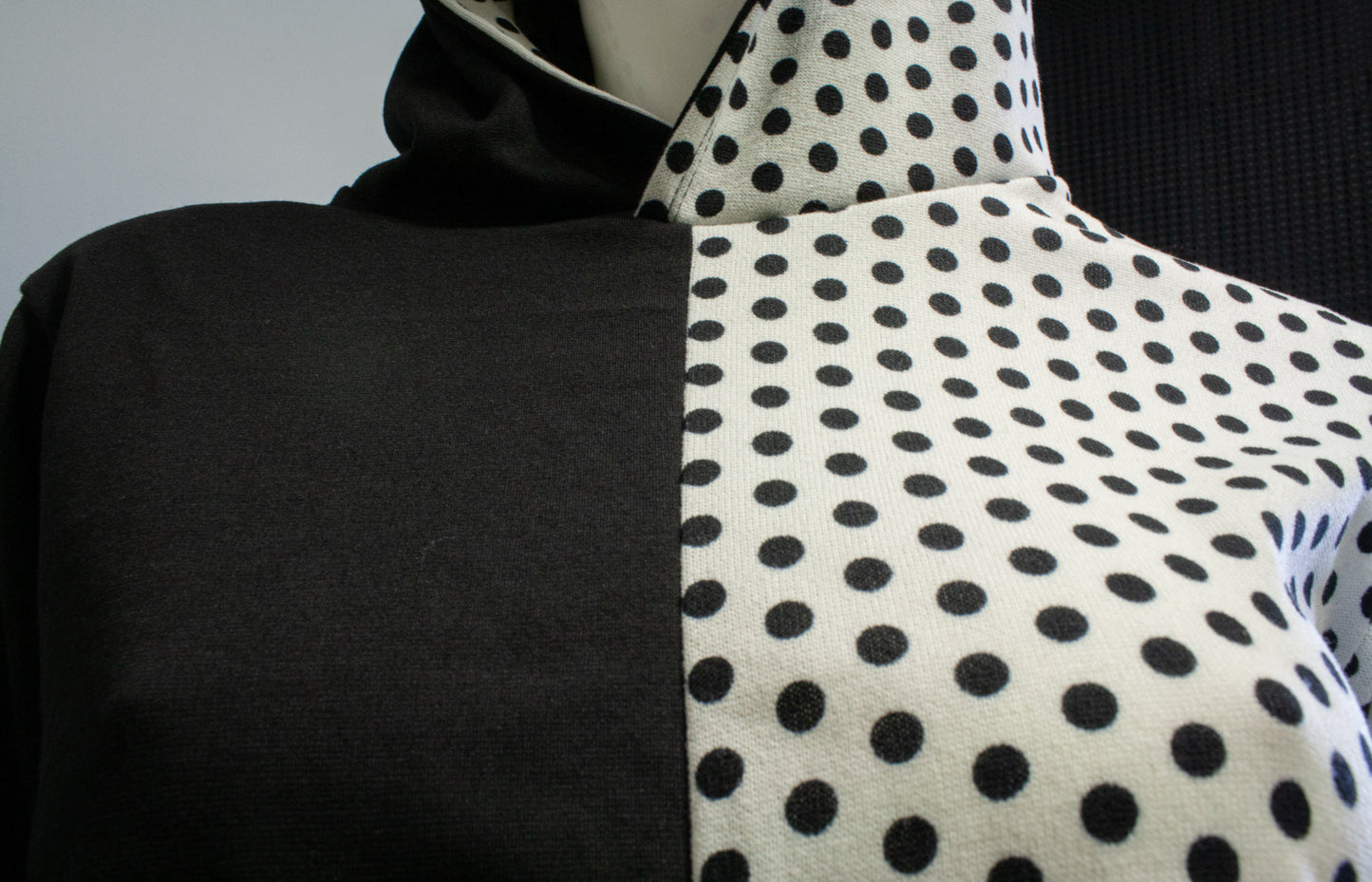DUALITY DOTS CROPPED PULLOVER HOODIE
