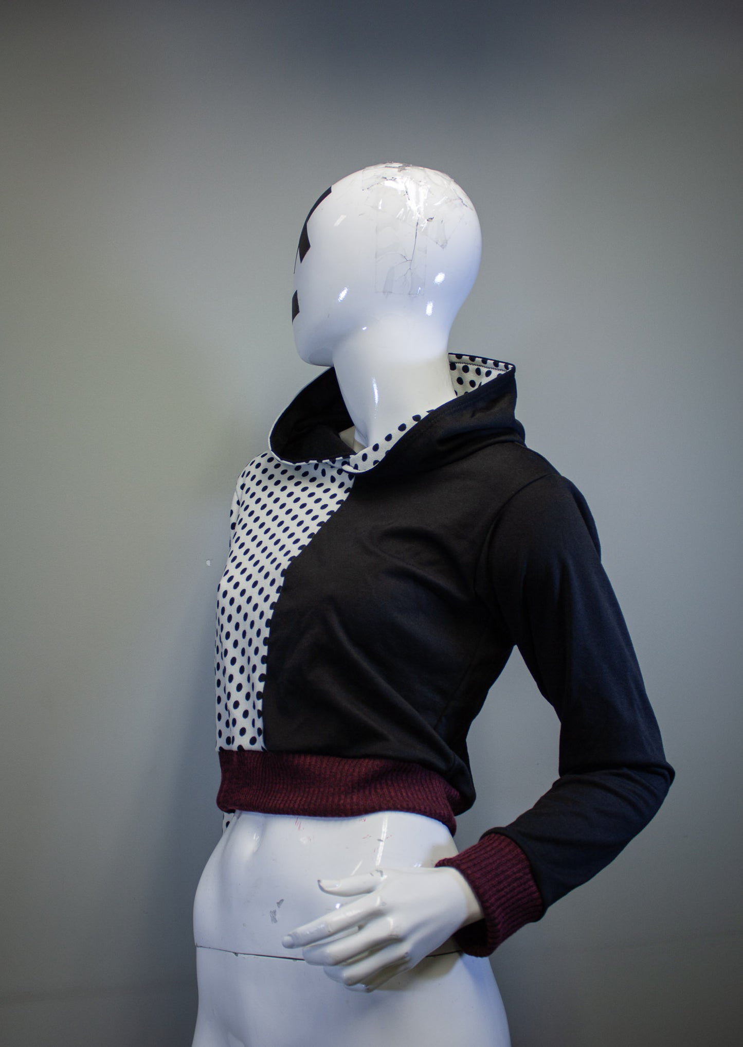DUALITY DOTS CROPPED PULLOVER HOODIE