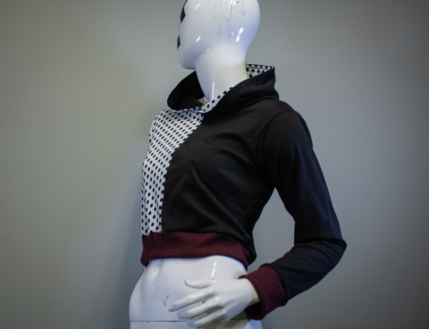 DUALITY DOTS CROPPED PULLOVER HOODIE