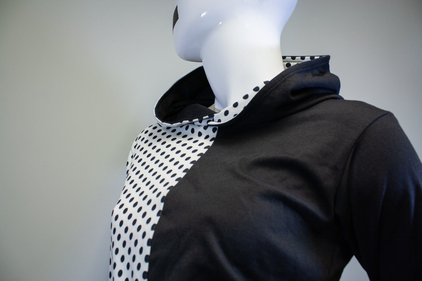 DUALITY DOTS CROPPED PULLOVER HOODIE