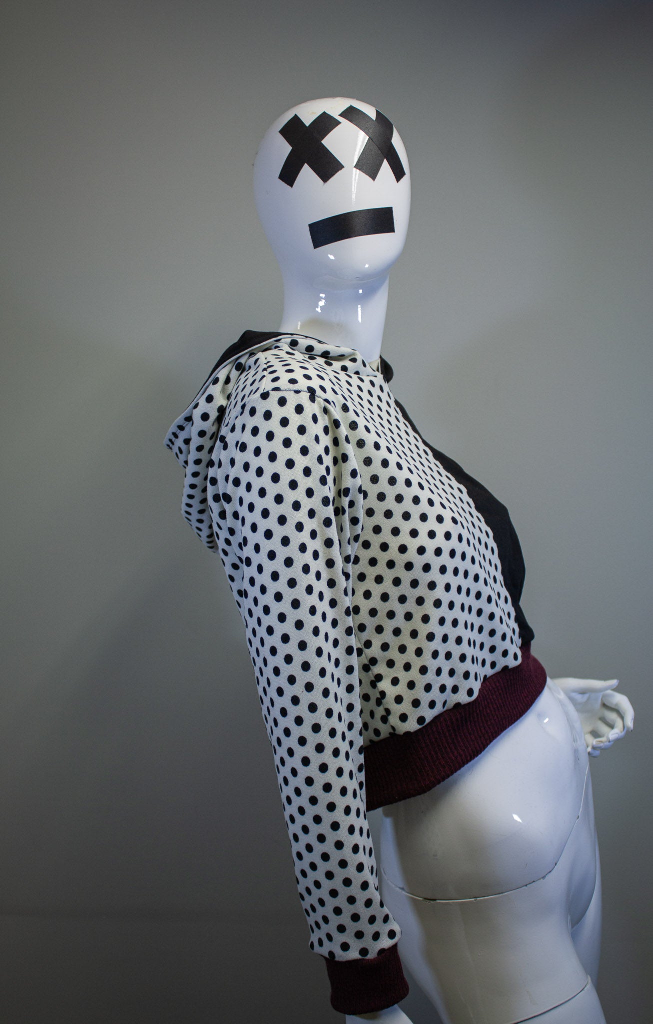 DUALITY DOTS CROPPED PULLOVER HOODIE
