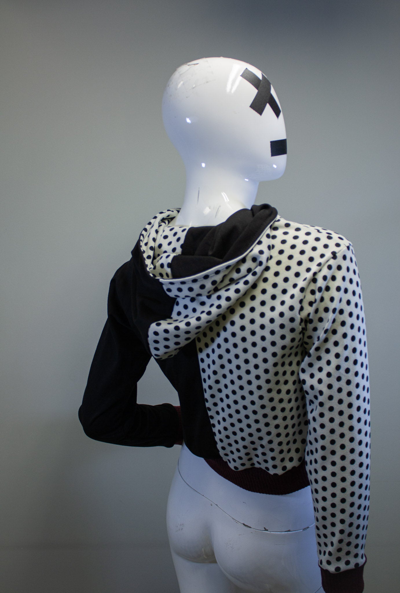 DUALITY DOTS CROPPED PULLOVER HOODIE