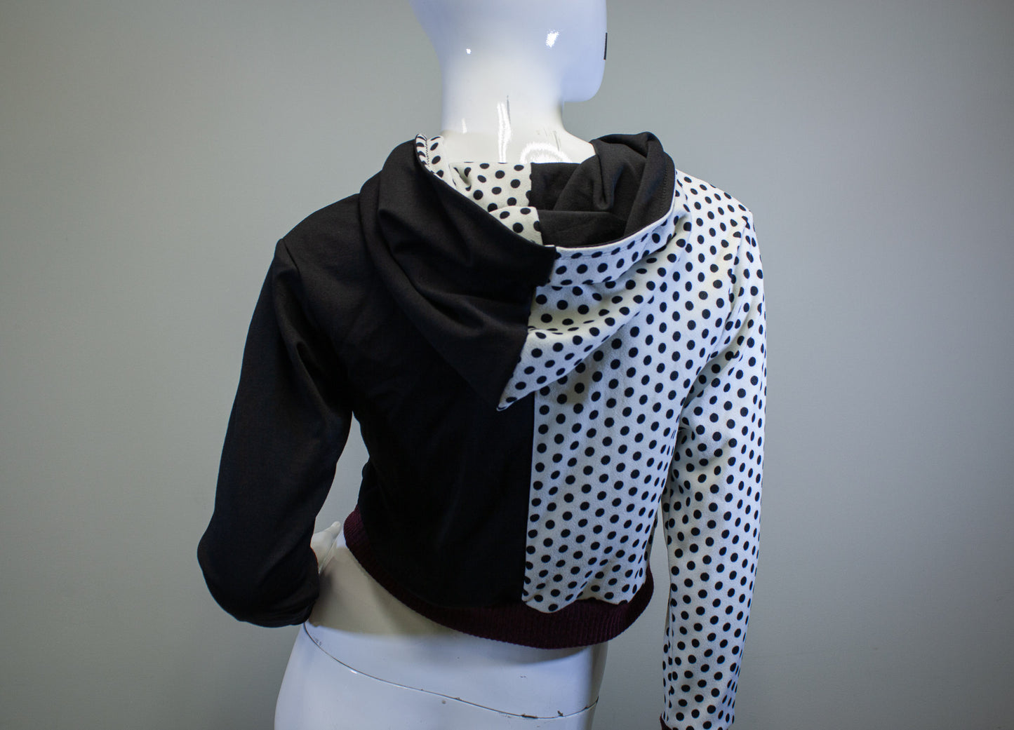 DUALITY DOTS CROPPED PULLOVER HOODIE