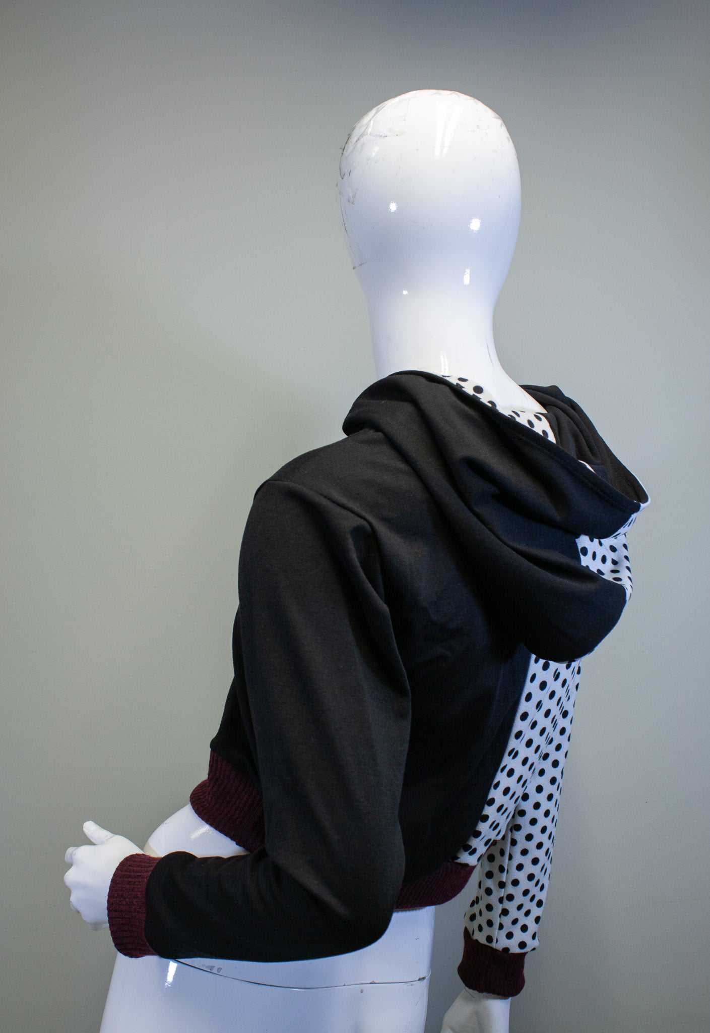 DUALITY DOTS CROPPED PULLOVER HOODIE