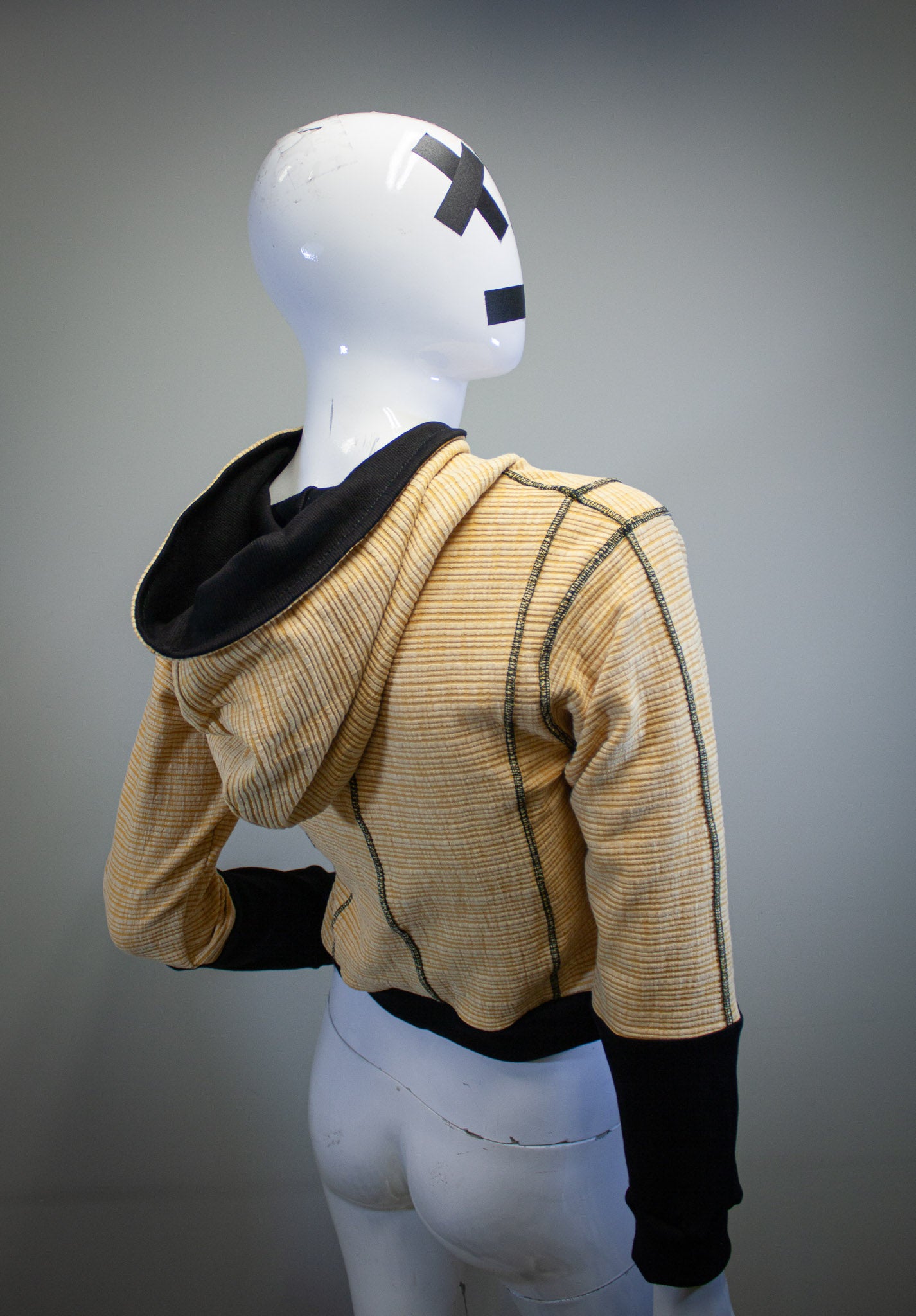 BLACK AND YELLOW - CROPPED PULLOVER HOODIE