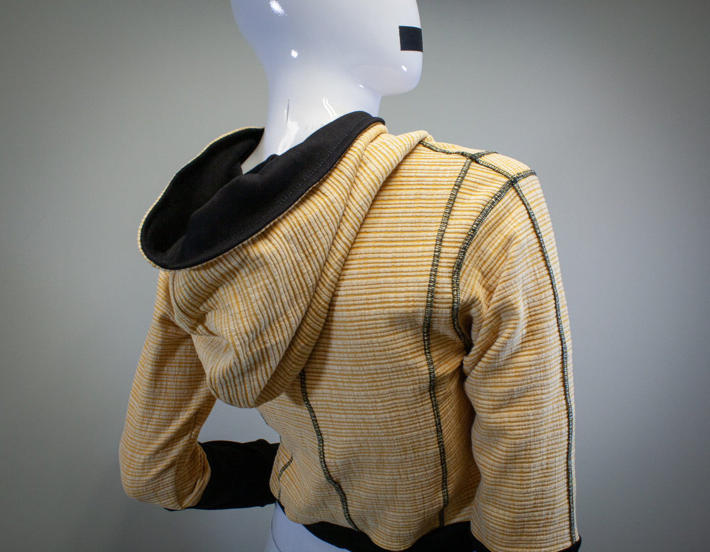 BLACK AND YELLOW - CROPPED PULLOVER HOODIE