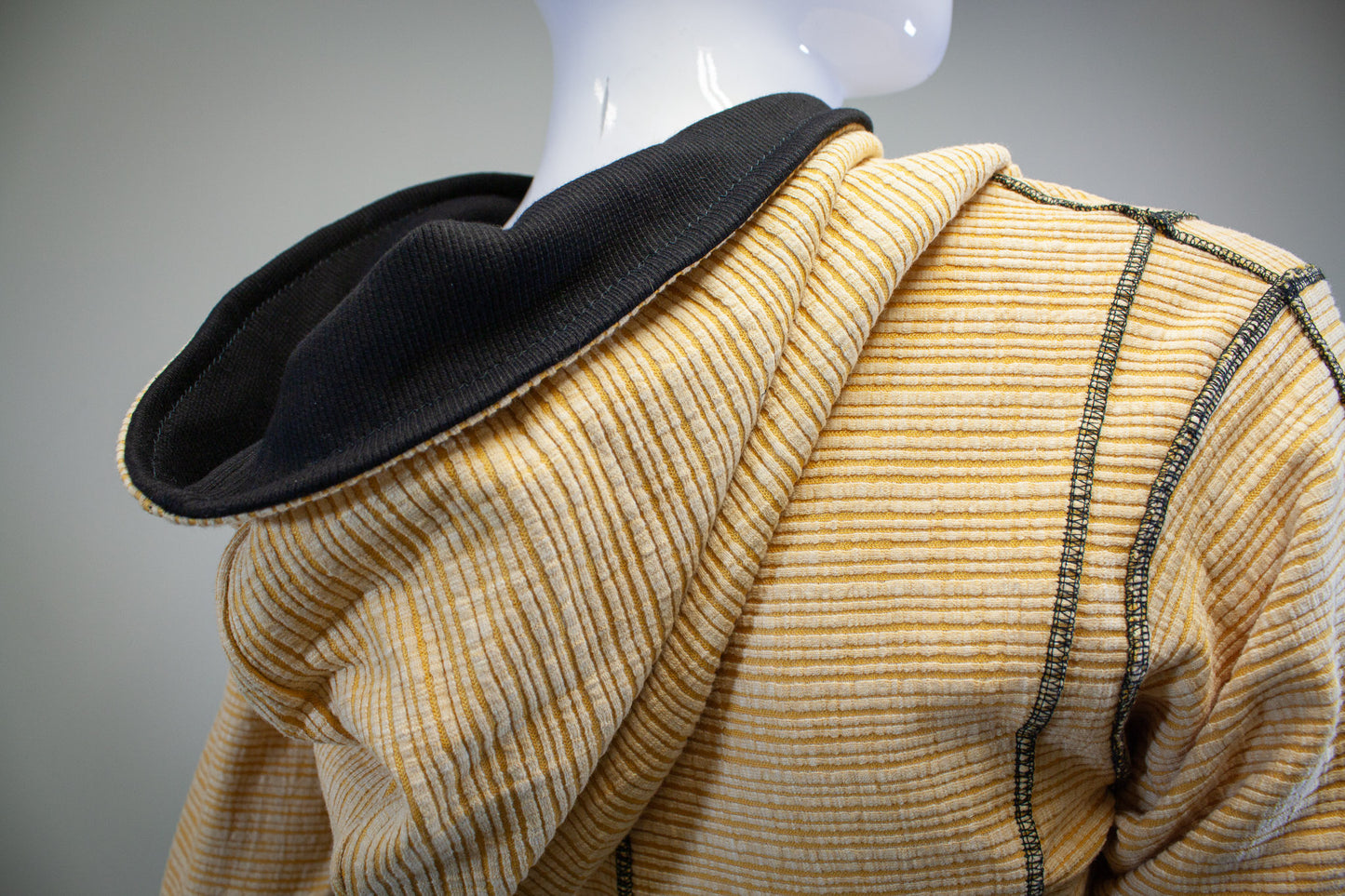 BLACK AND YELLOW - CROPPED PULLOVER HOODIE