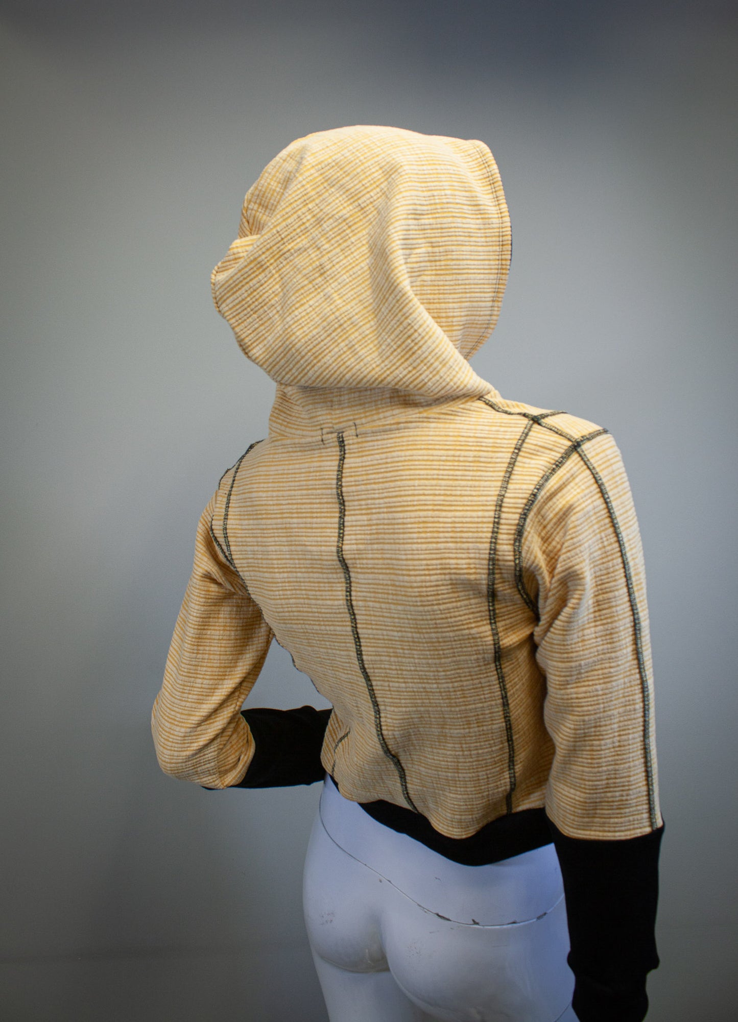BLACK AND YELLOW - CROPPED PULLOVER HOODIE