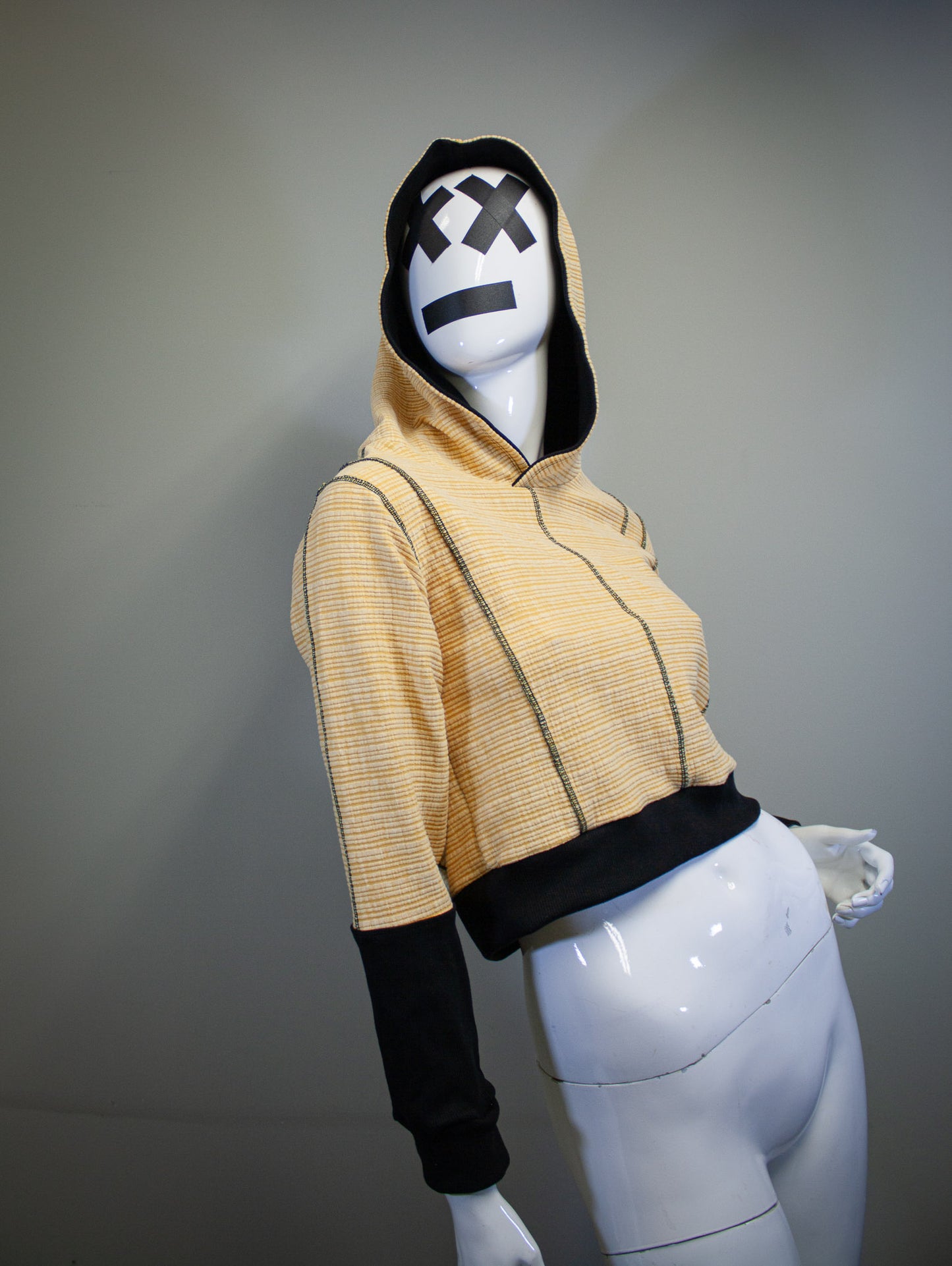 BLACK AND YELLOW - CROPPED PULLOVER HOODIE