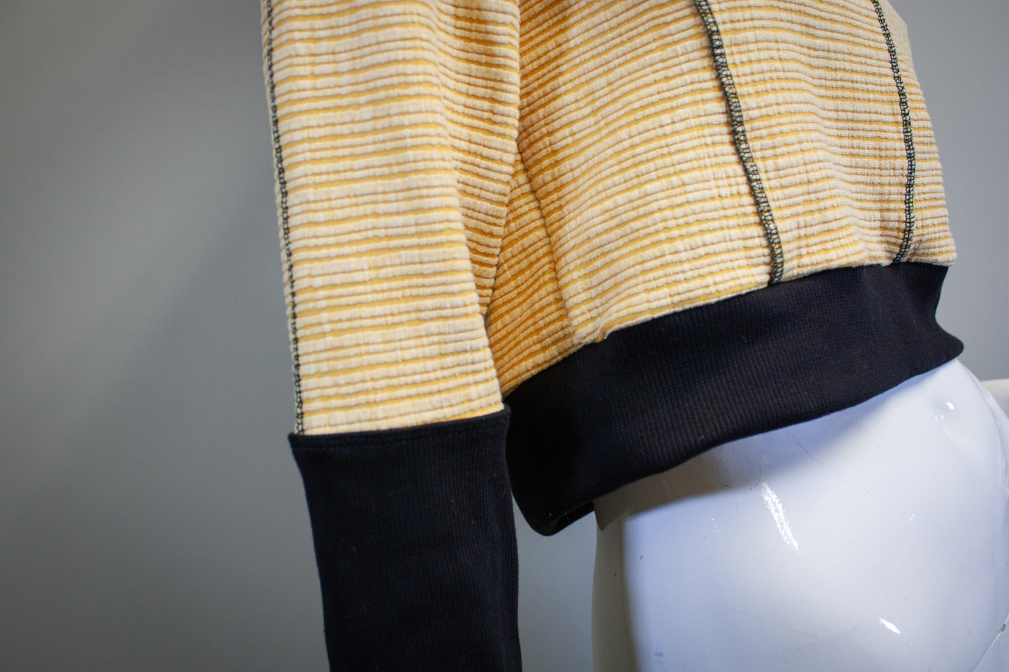 BLACK AND YELLOW - CROPPED PULLOVER HOODIE