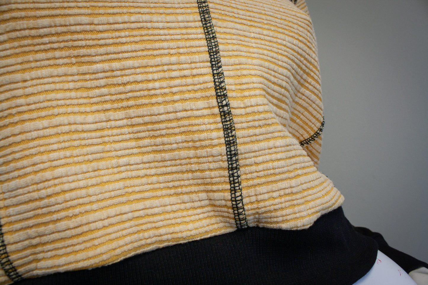 BLACK AND YELLOW - CROPPED PULLOVER HOODIE