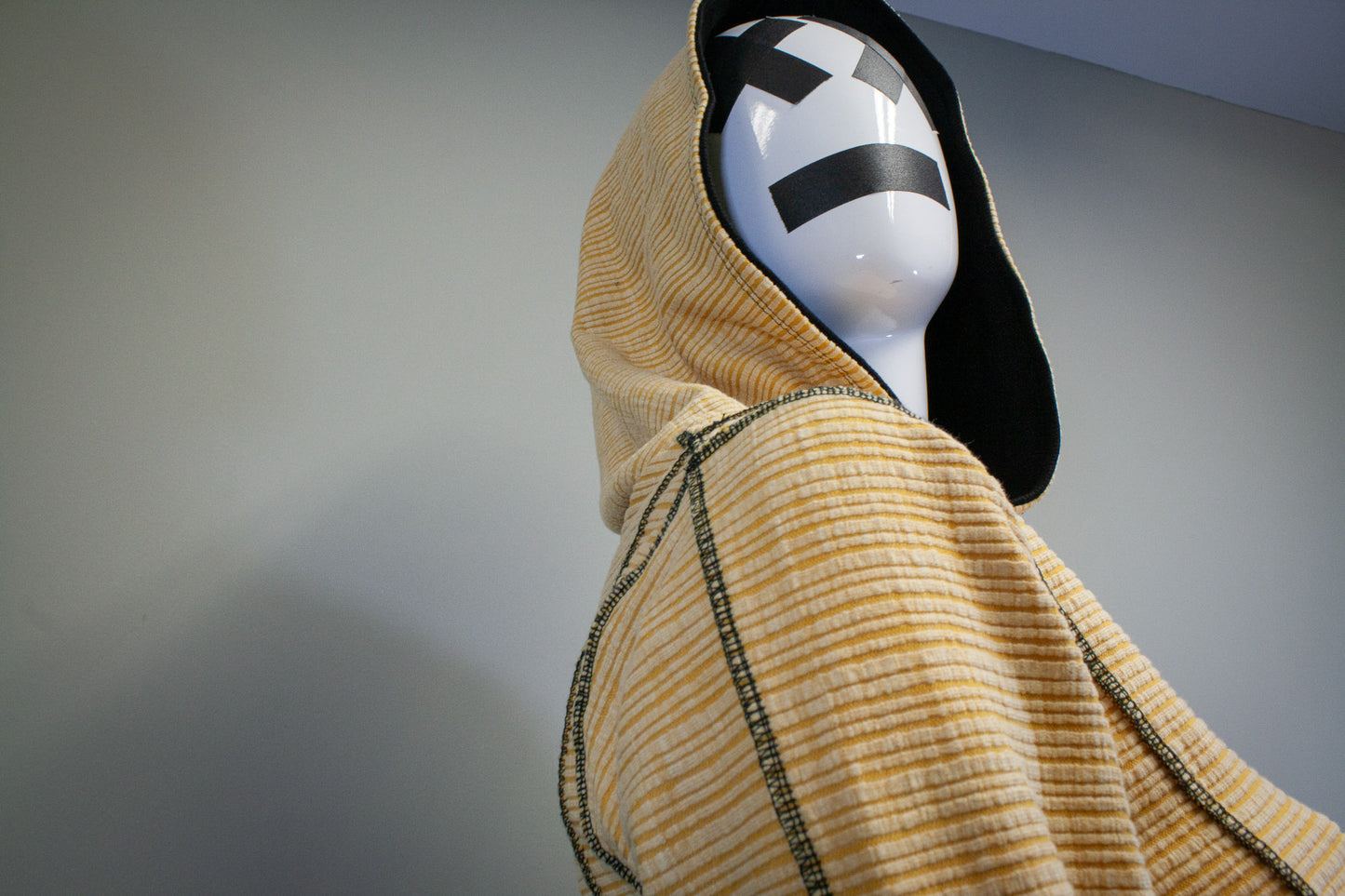 BLACK AND YELLOW - CROPPED PULLOVER HOODIE