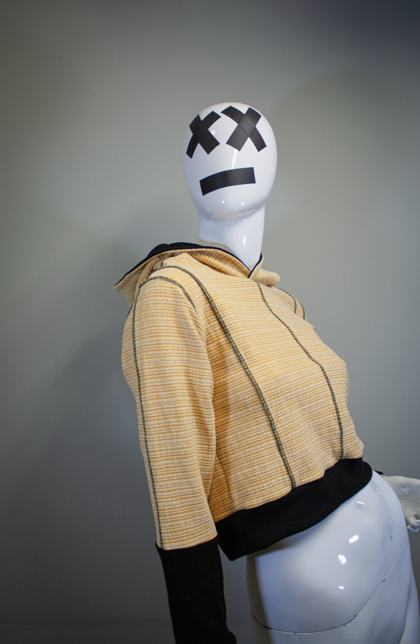 BLACK AND YELLOW - CROPPED PULLOVER HOODIE