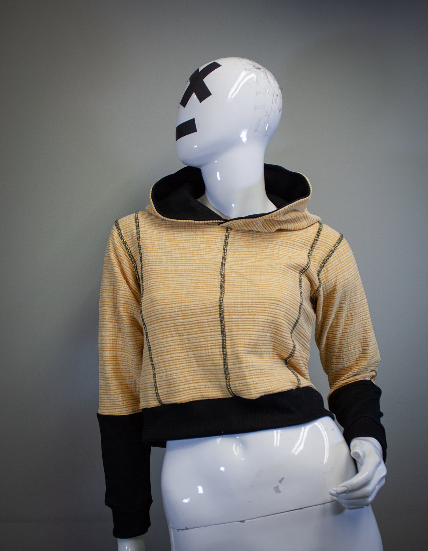 BLACK AND YELLOW - CROPPED PULLOVER HOODIE