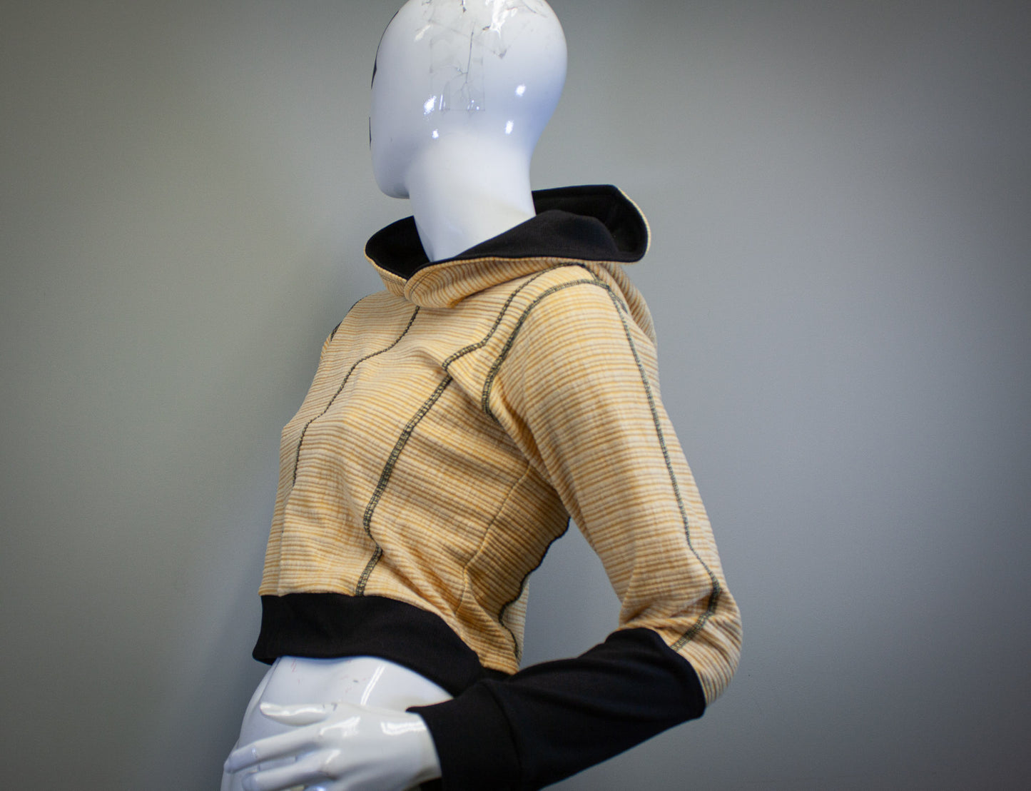 BLACK AND YELLOW - CROPPED PULLOVER HOODIE