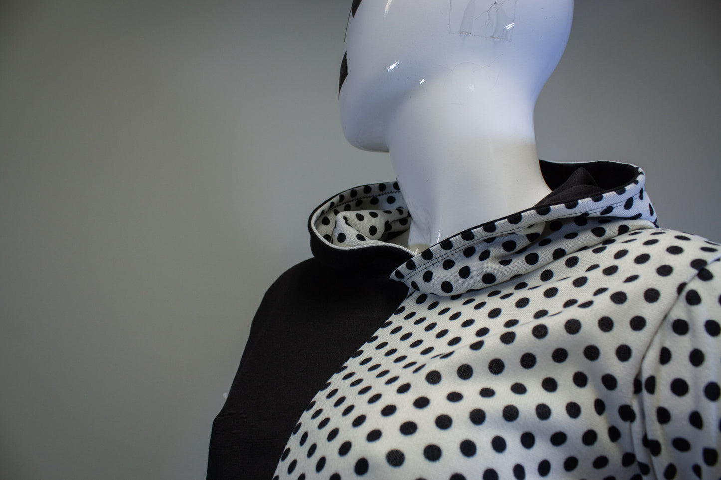 DUALITY DOTS CROPPED PULLOVER HOODIE