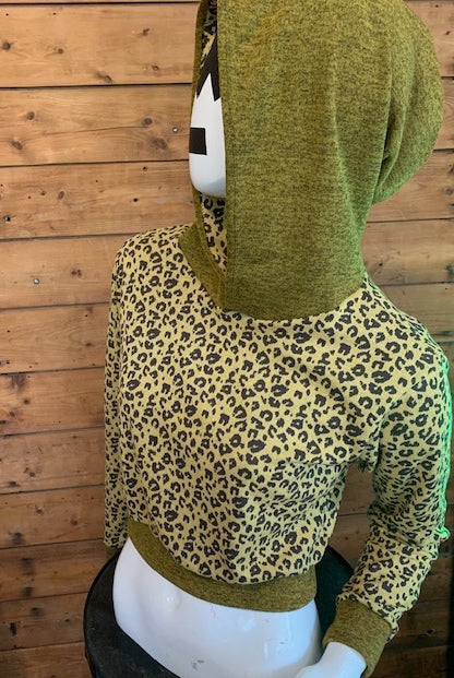 LEOPARD CUSTARD & OLIVE - CROPPED PULLOVER HOODIE